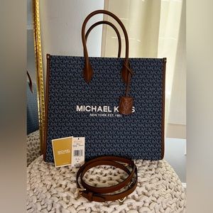 BRAND NEW MK PURSE w DETACHABLE STRAP